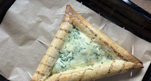 Zapečená tortilla se sýrem, vejcem a párky – rychlá večeře, která zachrání hladový večer