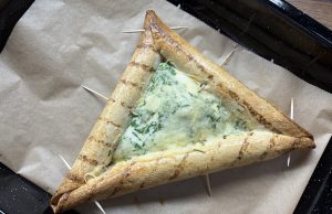 Zapečená tortilla se sýrem, vejcem a párky – rychlá večeře, která zachrání hladový večer