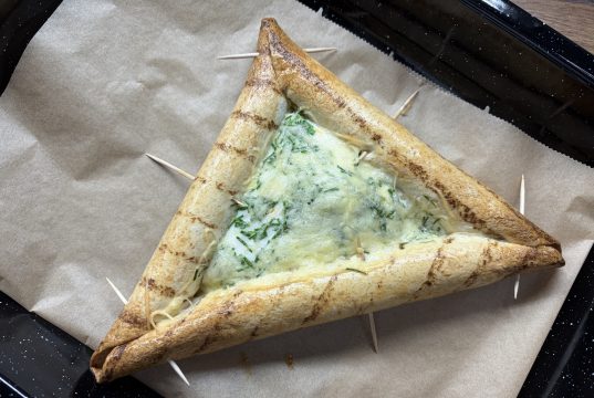 Zapečená tortilla se sýrem, vejcem a párky – rychlá večeře, která zachrání hladový večer