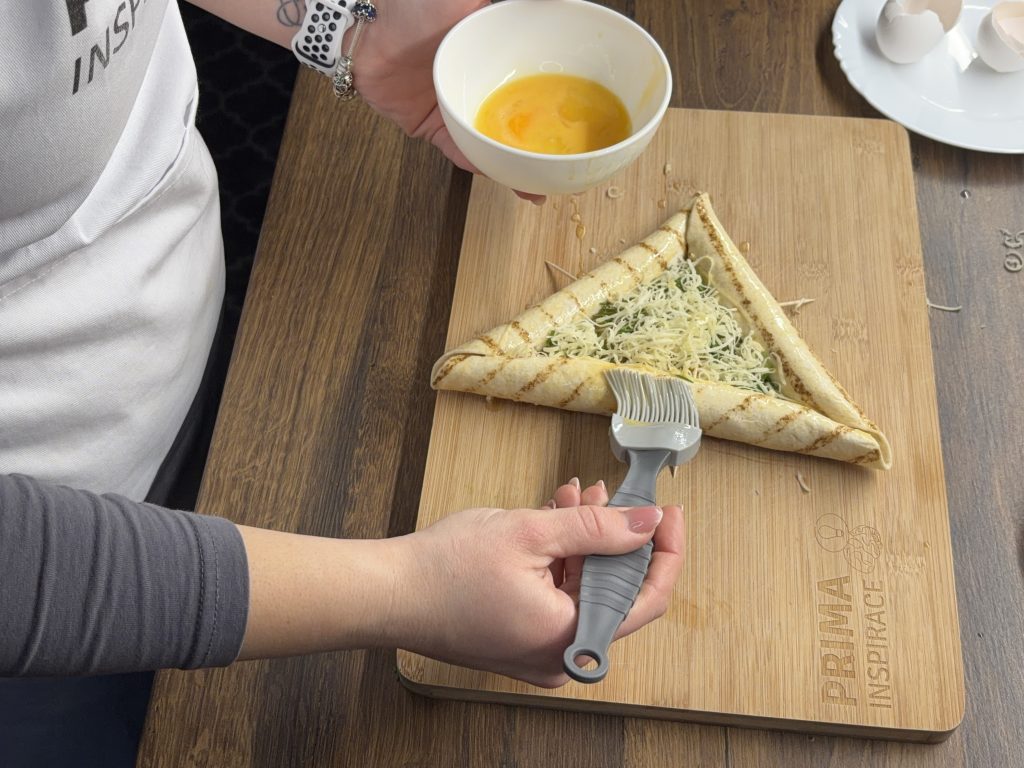 Zapečená tortilla se sýrem, vejcem a párky