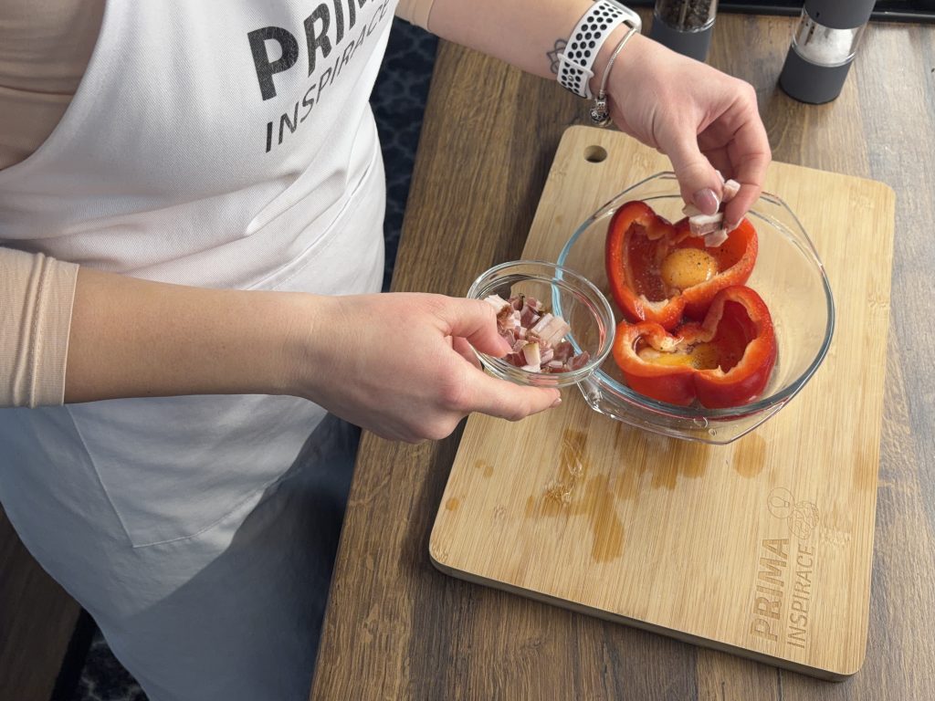 Zapečené papriky s vejcem, slaninou a sýrem