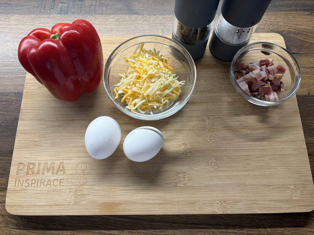 Zapečené papriky s vejcem, slaninou a sýrem