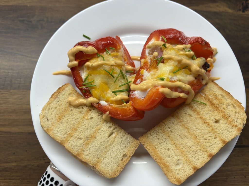 Zapečené papriky s vejcem, slaninou a sýrem