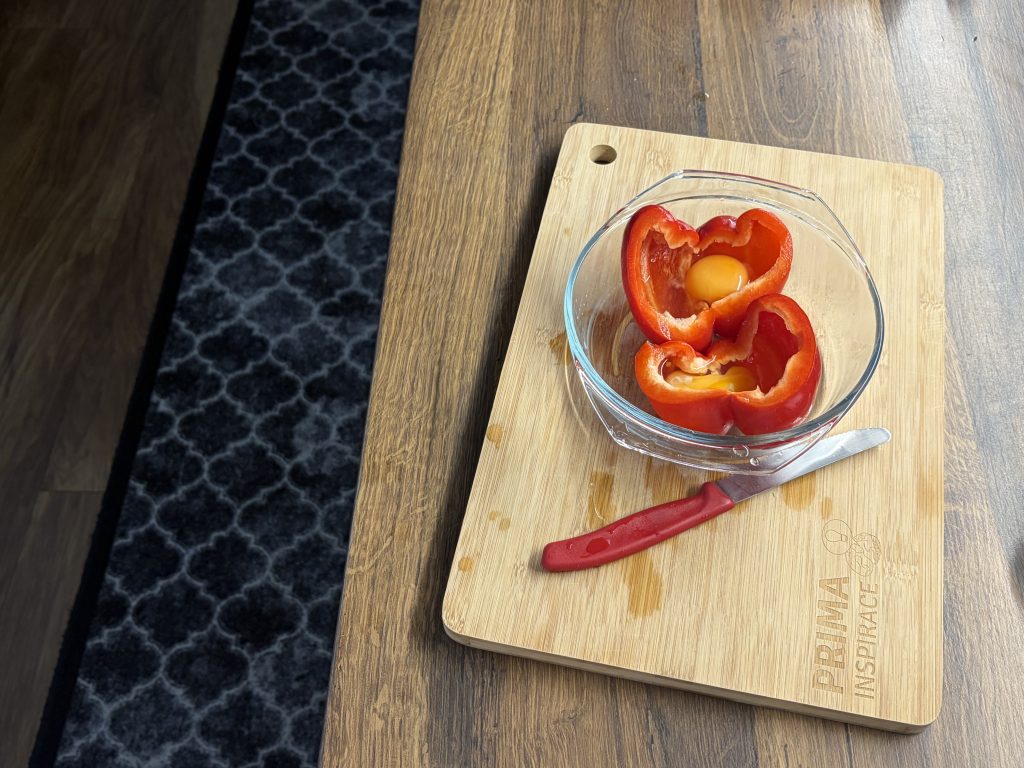 Zapečené papriky s vejcem, slaninou a sýrem