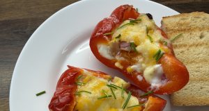 Zapečené papriky s vejcem, slaninou a sýrem – rychlá večeře z pár surovin