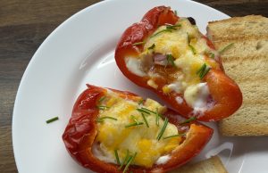 Zapečené papriky s vejcem, slaninou a sýrem – rychlá večeře z pár surovin