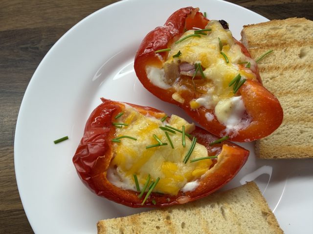 Zapečené papriky s vejcem, slaninou a sýrem – rychlá večeře z pár surovin