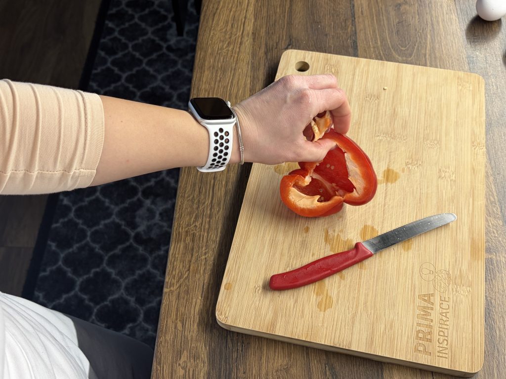 Zapečené papriky s vejcem, slaninou a sýrem