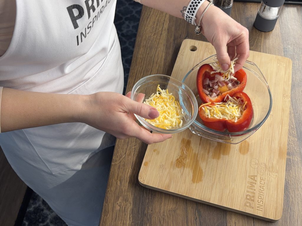 Zapečené papriky s vejcem, slaninou a sýrem