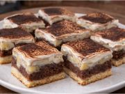 Banánová buchta s horkým pudinkem a zakysanou smetanou – vláčný dezert z přezrálých banánů