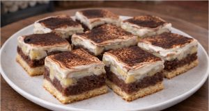 Banánová buchta s horkým pudinkem a zakysanou smetanou – vláčný dezert z přezrálých banánů