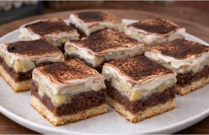 Banánová buchta s horkým pudinkem a zakysanou smetanou – vláčný dezert z přezrálých banánů