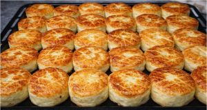 Plněné bramboráčky se sýrem a šunkou – křupavé bramborové sendviče