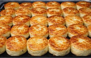 Zapomeňte na obyčejné bramboráky: Plněná verze se sýrem a šunkou, kterou děti naprosto milují