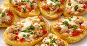 Pečené brambory s kuřecí směsí a sýrem: Rychlá večeře z jednoho plechu Pečené brambory s kuřecí směsí ve stylu gyros a rozpuštěným sýrem
