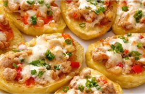 Pečené brambory s kuřecí směsí a sýrem: Rychlá večeře z jednoho plechu