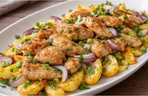 Oběd z jednoho pekáče: Krémové brambory s kuřecím masem, které si zamiluje celá rodina Kuřecí maso zapečené s bramborami a smetanou – rychlý oběd z jednoho pekáče