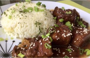 Asijský bůček v karamelové omáčce: Lepkavá a pikantní dobrota, která vás dostane