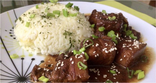 Asijský bůček v karamelové omáčce: Lepkavá a pikantní dobrota, která vás dostane