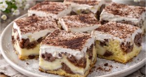 Dvoubarevná buchta s pudinkem a zakysanou smetanou: Vláčné potěšení na plech Mramorová pudinková buchta se zakysanou smetanou – vláčný dezert na plech