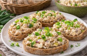 Poctivá chlebíčková pomazánka: Klasika, která nesmí chybět na žádné oslavě Domácí chlebíčková pomazánka se šunkou a vejci: Poctivá klasika jako z lahůdkářství