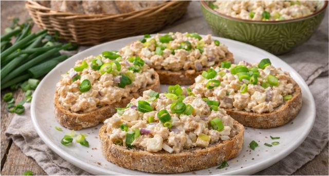 Domácí chlebíčková pomazánka se šunkou a vejci: Poctivá klasika jako z lahůdkářství Domácí chlebíčková pomazánka se šunkou a vejci: Poctivá klasika jako z lahůdkářství