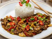 Hovězí nudličky na asijský způsob s teriyaki omáčkou a křupavou zeleninou