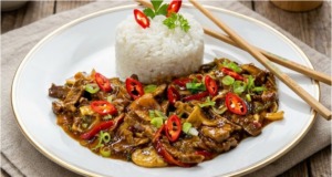 Pikantní hovězí nudličky se zeleninou a jasmínovou rýží: Asie u vás v kuchyni Hovězí nudličky na asijský způsob s teriyaki omáčkou a křupavou zeleninou