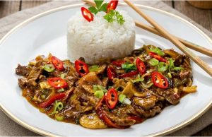 Hovězí nudličky na asijský způsob s teriyaki omáčkou a křupavou zeleninou