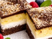 Neodolatelný kakaový koláč: Jemný tvarohový krém a bohatá čokoládová poleva Kakaový koláč s tvarohovým krémem a čokoládou – vláčný tříbarevný dezert na plech