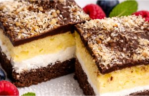 Neodolatelný kakaový koláč: Jemný tvarohový krém a bohatá čokoládová poleva Kakaový koláč s tvarohovým krémem a čokoládou – vláčný tříbarevný dezert na plech