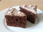 Nadýchaná kefírová buchta s medem a čokoládovo-smetanovým krémem