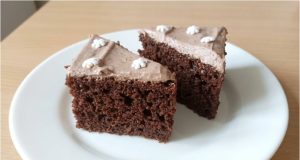 Vláčná kefírová buchta s medem a čokoládovým krémem: Nadýchaná jako obláček Nadýchaná kefírová buchta s medem a čokoládovo-smetanovým krémem