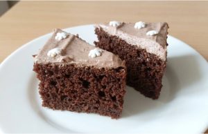 Nadýchaná kefírová buchta s medem a čokoládovo-smetanovým krémem