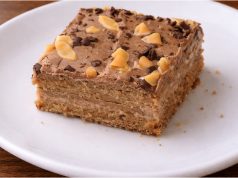 Vláčné kefírové řezy s čokoládou: Bleskový moučník, který si zamilujete Kefírové čokoládové řezy s krémovou polevou – vláčný dezert z plechu