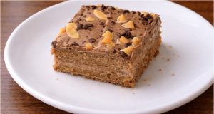 Vláčné kefírové řezy s čokoládou: Bleskový moučník, který si zamilujete Kefírové čokoládové řezy s krémovou polevou – vláčný dezert z plechu