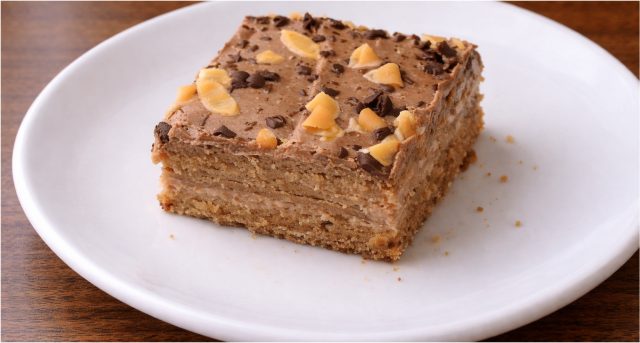 Kefírové čokoládové řezy s krémovou polevou – vláčný dezert z plechu Kefírové čokoládové řezy s krémovou polevou – vláčný dezert z plechu