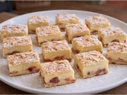 Pudinkový řez z listového těsta s piškoty a ovocem: Recept na víkendový hit