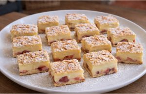 Pudinkový řez z listového těsta s piškoty a ovocem: Recept na víkendový hit