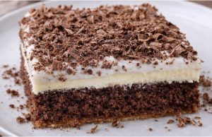 Legenda jménem Obliž prst: Recept na třípatrové nebe, po kterém na plechu nezbude ani drobeček Luxusní kakaové řezy se žloutkovým krémem a sněhovou čepicí – dezert jako z cukrárny