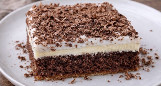 Luxusní kakaové řezy se žloutkovým krémem a sněhovou čepicí – dezert jako z cukrárny