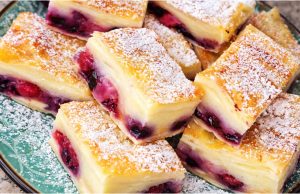 Pudinkové řezy z listového těsta s piškoty a ovocem: Recept na osvěžující víkendový dezert Pudinkové řezy z listového těsta s ovocem a piškoty