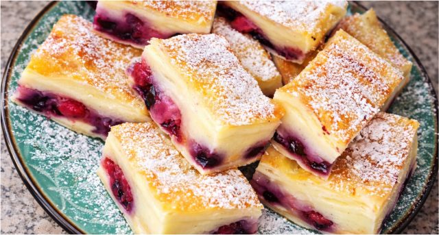 Pudinkové řezy z listového těsta s ovocem a piškoty