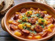 Slepý (falešný) guláš: Bleskový oběd či večeře z jednoho hrnce Slepý guláš s klobásou a bramborami – rychlá večeře hotová do 30 minut