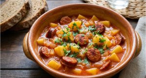 Slepý guláš s klobásou a bramborami – rychlá večeře hotová do 30 minut