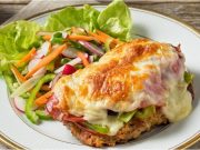 Hornické vepřové řízky se šunkou, klobásou a sýrem – pořádná porce masa z trouby