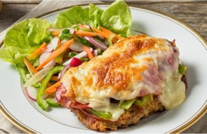 Hornické vepřové řízky se šunkou, klobásou a sýrem – pořádná porce masa z trouby