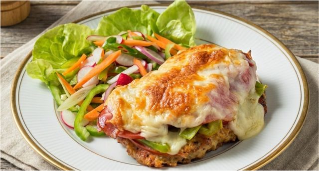 Hornické vepřové řízky se šunkou, klobásou a sýrem – pořádná porce masa z trouby