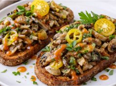 Pikantní houbová směs na topinky, po které se jen zapráší Houbová směs na topinky s paprikou a chilli – rychlá lesní večeře z pánve