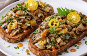 Pikantní houbová směs na topinky, po které se jen zapráší Houbová směs na topinky s paprikou a chilli – rychlá lesní večeře z pánve